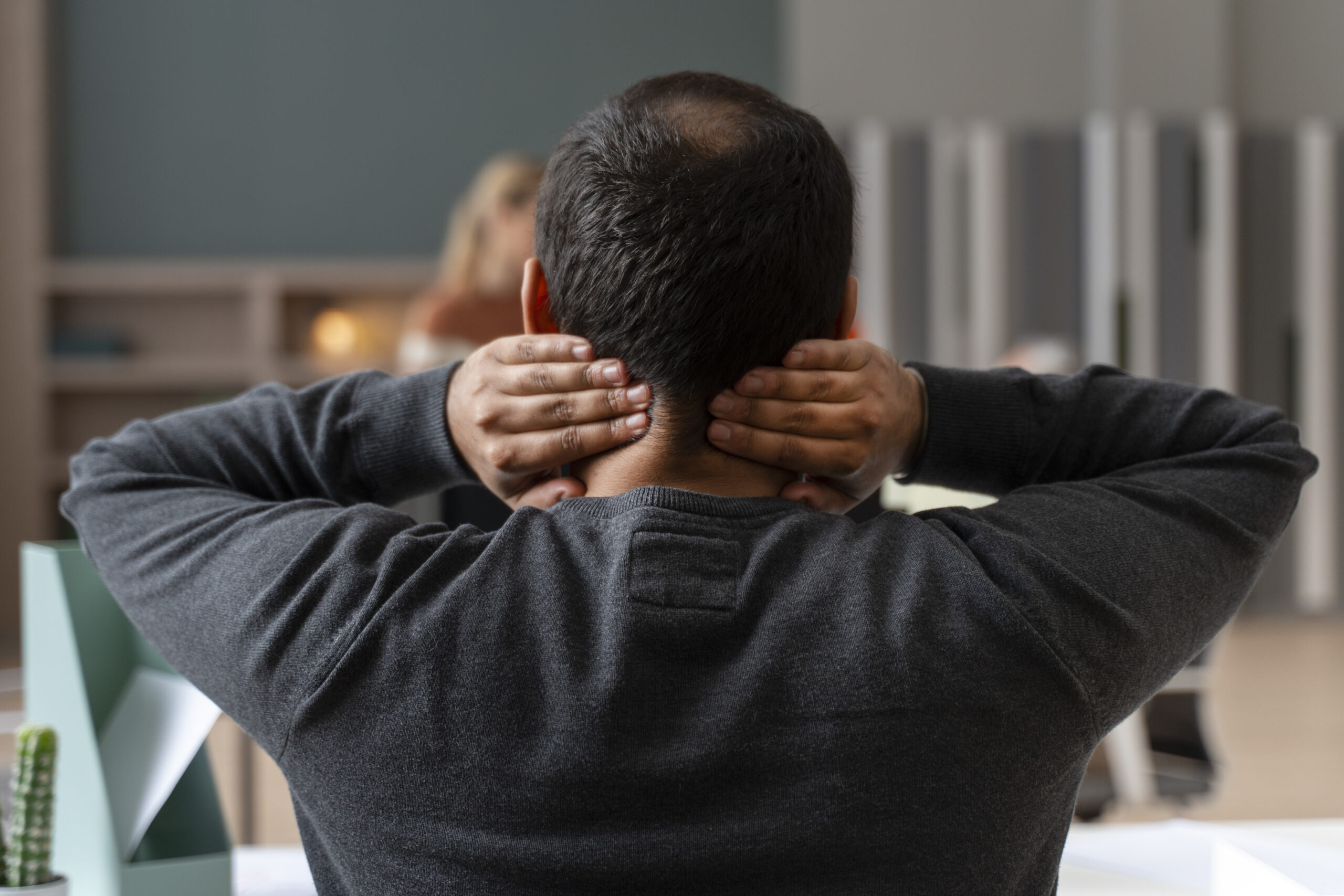 homme au bureau qui s etend pendant une journee de travail